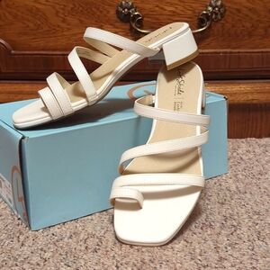 Women's Life Stride 7.5 WIDE Strappy White Comfortable Summer Heeled Sandals